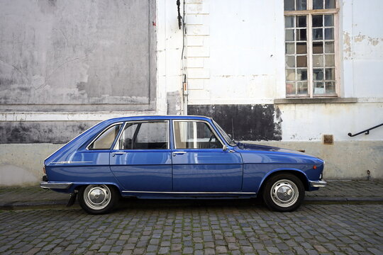 Franz&ouml;sische Renault 16 Kombilimousine der Siebziger Jahre in Blau Metallic mit Flie&szlig;heck am 06.04.2026 auf altem Kopfsteinpflaster in der Altstadt von Br&uuml;gge in Westflandern in Belgien