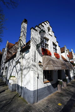 Marie Brat Boutique, Laden und Gesch&auml;ft f&uuml;r Kunsthandwerk am 07.04.2026 bei blauem Himmel und Sonnenschein in den Gassen der Altstadt von Br&uuml;gge in Westflandern in Belgien