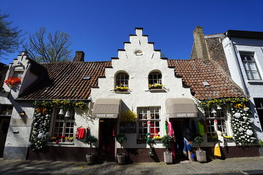 Marie Brat Boutique, Laden und Gesch&auml;ft f&uuml;r Kunsthandwerk am 07.04.2026 bei blauem Himmel und Sonnenschein in den Gassen der Altstadt von Br&uuml;gge in Westflandern in Belgien