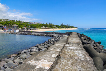 Obraz premium Scenic tropical landscape of Saint Gilles Les Bains beach, Reunion Island, Africa 
