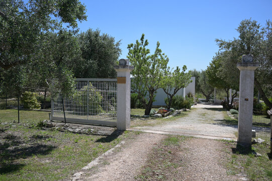 cancello d'ingresso di una casa di campagna con giardino