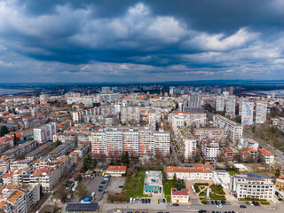 Naklejka premium View of a city with tall buildings and dark clouds over the skyline in the middle of the day during late winter or early spring