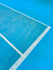 Obraz premium Lines of a court on a blue surface with clean edges showing a backdrop for a sports activity during the day in a recreational area