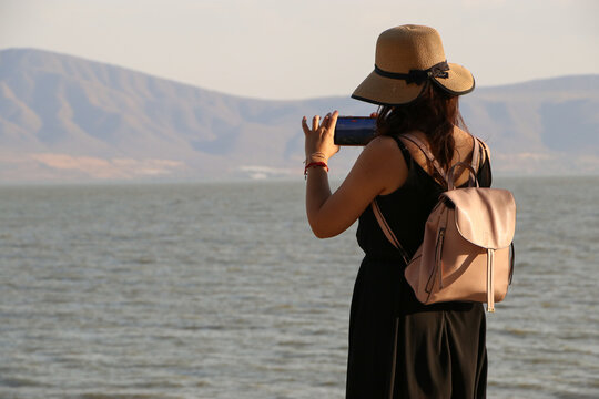 Turista fotografiando el lago de Chapala