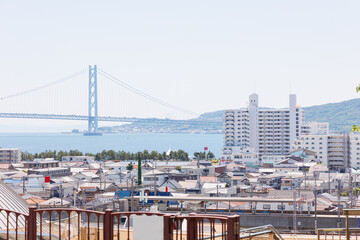 明石海峡大橋と明石市の町並み（ロゴ、看板修正済み） © walkingcow3039