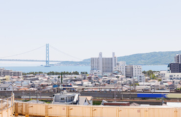 明石海峡大橋と明石市の町並み（ロゴ、看板修正済み） © walkingcow3039