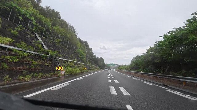 雨の東名高速道路をドライブ