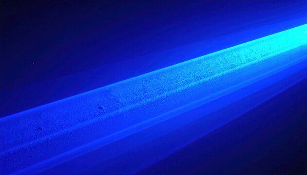 Feixe de luz azul brilhante atravessa um fundo escuro, criando um efeito abstrato e et&eacute;reo com gradientes de cor.