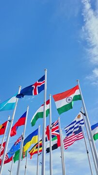 風にはためく万国旗