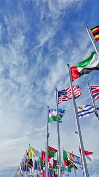風にはためく万国旗
