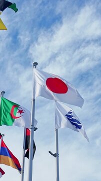 風にはためく万国旗