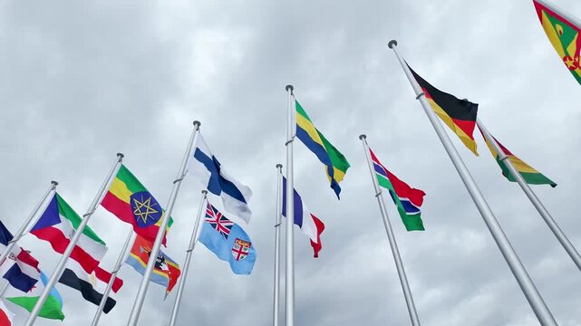 風にはためく万国旗