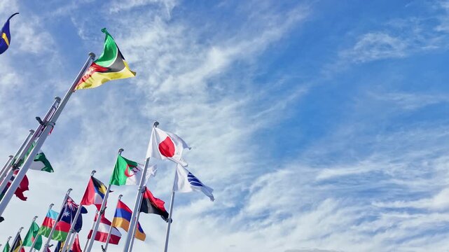 風にはためく万国旗