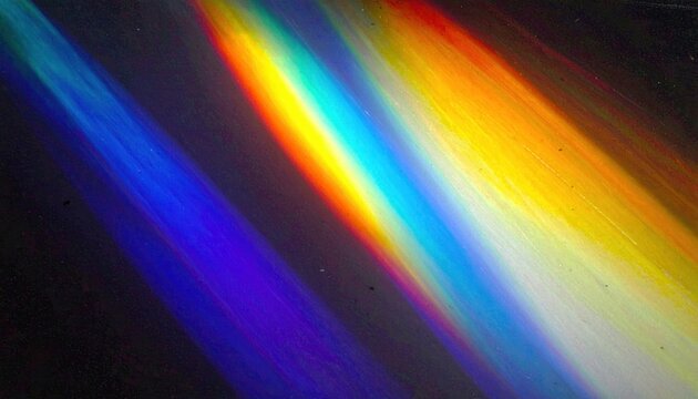 Abstrakte Lichtbrechung mit lebendigen Regenbogenfarben und diagonalen Prismenstrahlen auf einem dunklen Hintergrund f&uuml;r kreative Designs.