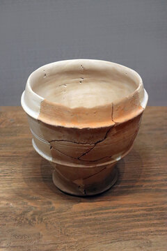 Ancient Red Pottery Zun Vessel, Ritual Earthenware from the Xia and Shang Dynasties, Antique Chinese Terracotta Exhibit in Qingdao Museum
