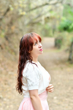 Mujer joven guatemalteca, mirando a un costado mientras esta en un &aacute;rea al aire libre. Chica bonita disfrutando de la naturaleza.