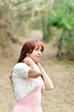 Chica joven guatemalteca disfrutando de aire puro y un ambiente fresco y natural al aire libre.
