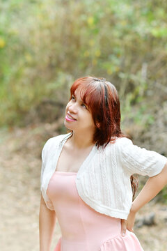 Modelo guatemalteca, posando para la c&aacute;mara en un ambiente natural al aire libre, bonita sonrisa y ojos color verde.