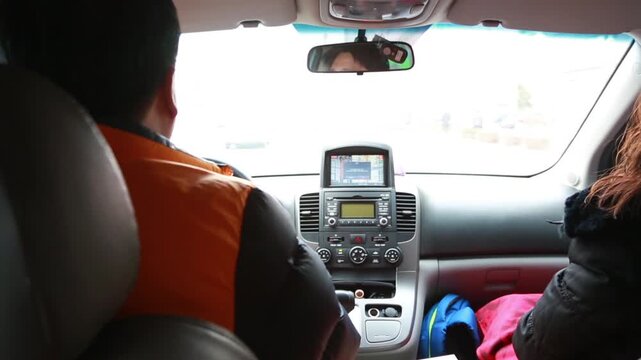 한국의 자동차 안에서 운전하며 옆 좌석 동승자와 대화하는 남성의 뒷모습 핸드헬드 브이로그 영상