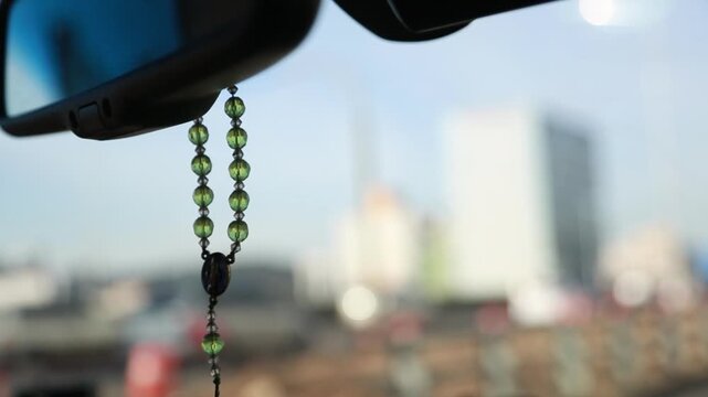 한국에서 주행 중인 자동차 백미러에 걸린 초록색 구슬 액세서리가 흔들리는 모습 핸드헬드 브이로그 영상