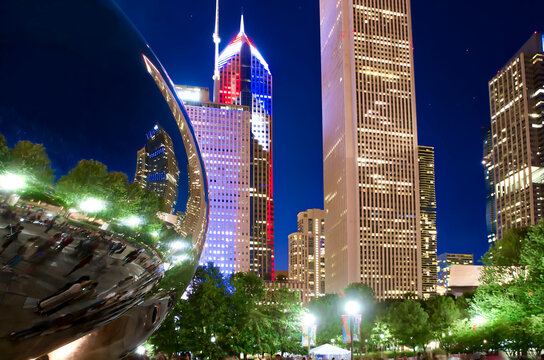 Cloud Gate and Chicago skyline at night in Millennium Park