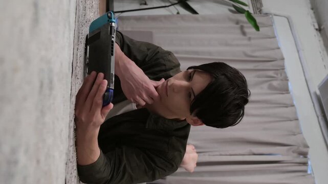 ノートパソコンを見て困る男性