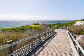 Obraz premium Wooden walkway leading to the ocean