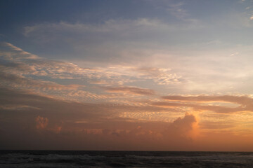 Obraz premium Dramatic tropical sunset sky over ocean at Batu Bolong Beach, Canggu