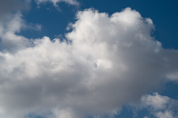 Obraz premium Impressive artistic view of expansive cloud formations with cinematic impact. Striking visual interpretation of large atmospheric cloud structures against expansive sky backdrop