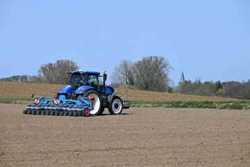 Fototapeta premium Belgique Wallonie agriculture tracteur terre
