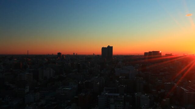 東京スカイツリーと錦糸町方向の街並と朝日