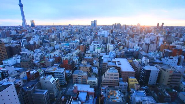 東京スカイツリーと錦糸町方向の街並と朝日