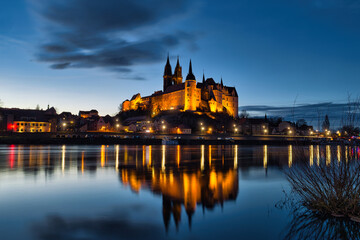 Obraz premium Illuminated Albrechtsburg Castle and Meissen Cathedral reflecting in Elbe river at night, Saxony, Germany