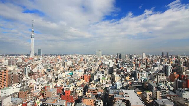 東京スカイツリーと流れる雲