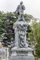 Obraz premium front view of Hernando Magallanes monument in plaza de Armas Munoz Gamero at historical town, Punta Arenas, Chile