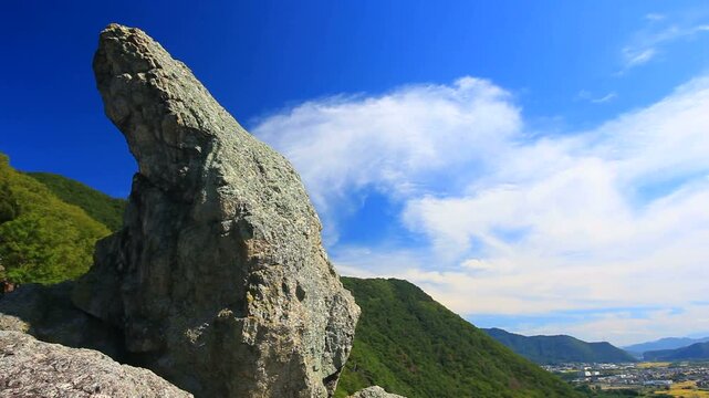 比丘尼石と流れる雲