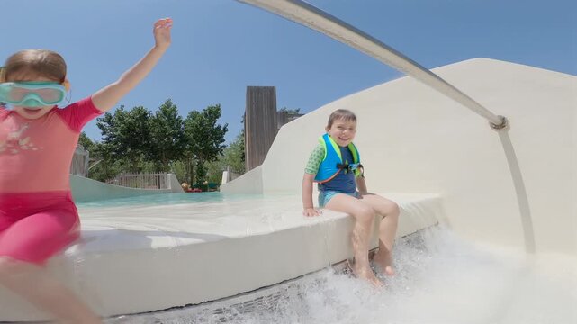 Enfants jouant dans une piscine tobogan aquatique