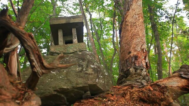 尻高城跡の三の郭入口の石宮