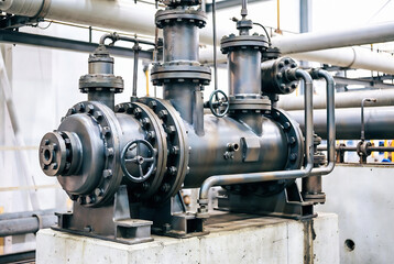 Obraz premium Industrial piping and valves in a factory setting. It appears to be part of a complex fluid control system.