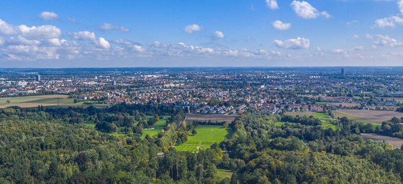 Die Region Augsburg von oben, Ausblick auf Stadtbergen-Deuringen und den Naturpark Westliche W&auml;lder