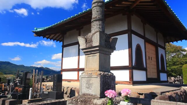 大蓮院殿（小松殿）の墓と御霊屋