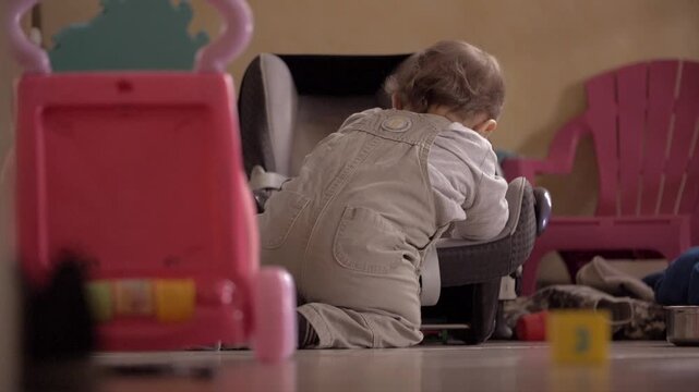Petit b&eacute;b&eacute; &agrave; quatre pattes jouant