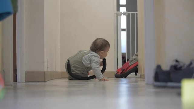 b&eacute;b&eacute; quatre pattes souriant