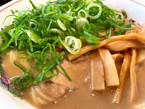 とんこつラーメン ─ 濃厚スープ・ネギ・メンマのクローズアップ