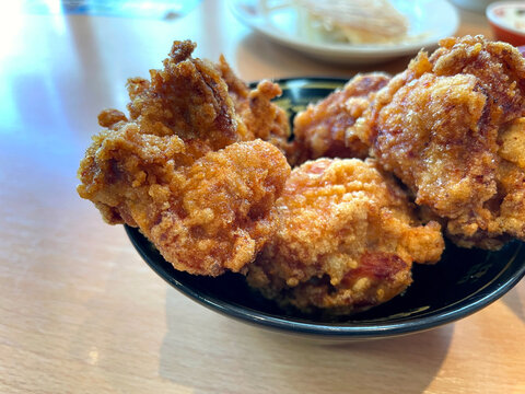 唐揚げ ─ 黒皿に盛り付けたジューシーな鶏唐揚げ