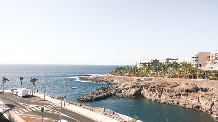 Fototapeta premium Paradise Beach Scene with Sunlight and Turquoise Ocean