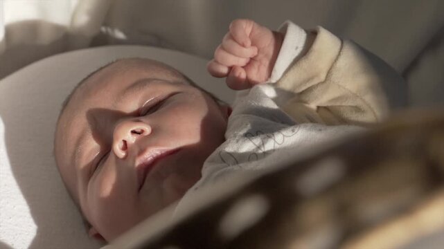 Nouveau-n&eacute; b&eacute;b&eacute; en Tran de dormir