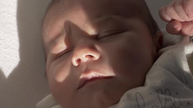 Nouveau-n&eacute; b&eacute;b&eacute; en Tran de dormir