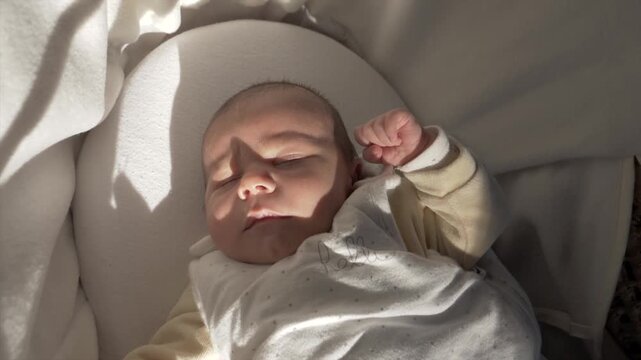 Nouveau-n&eacute; b&eacute;b&eacute; en Tran de dormir