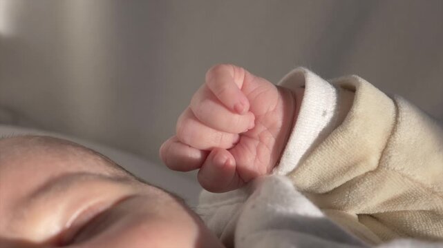 Nouveau-n&eacute; b&eacute;b&eacute; en Tran de dormir